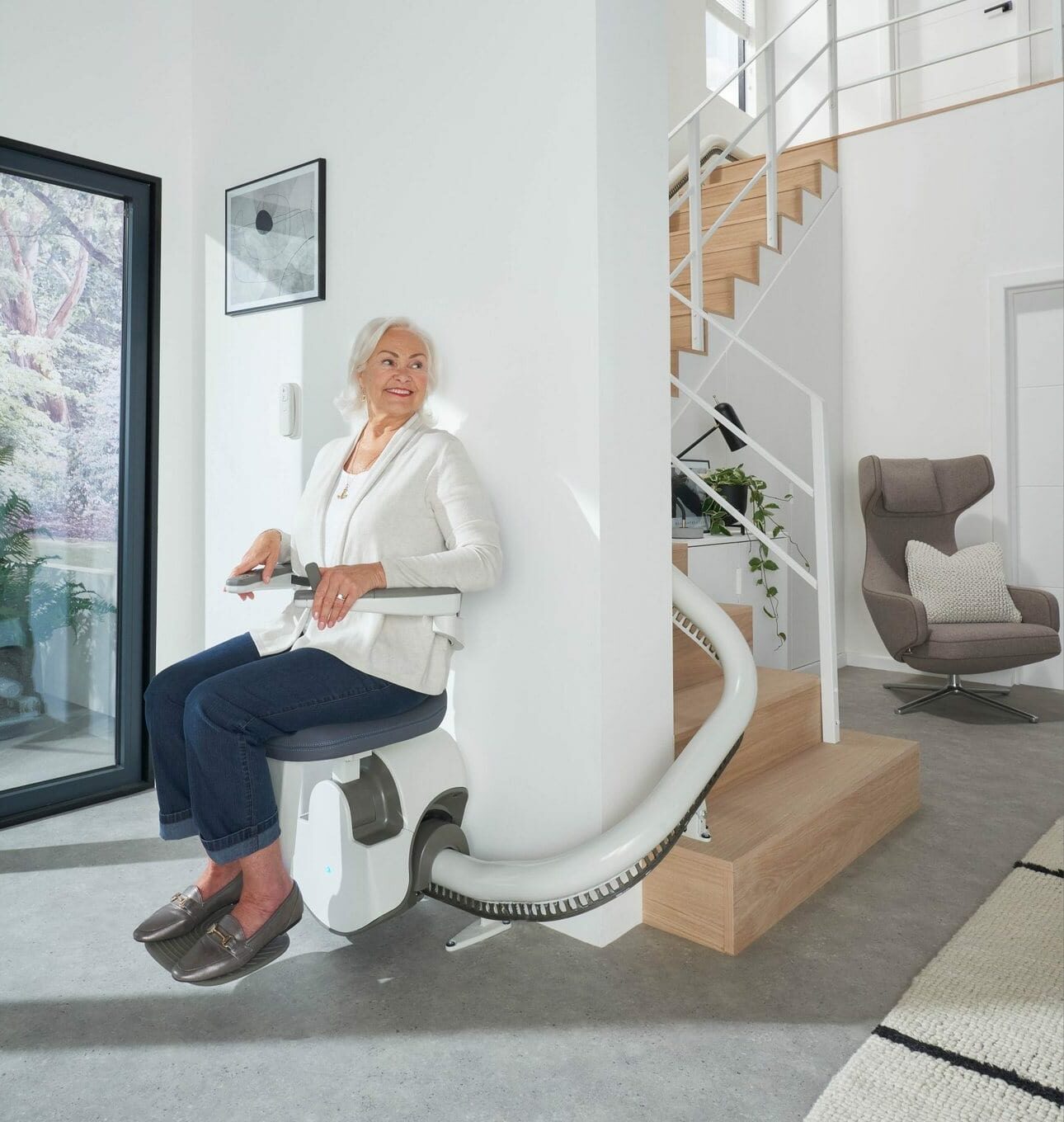 Flow X, un monte-escalier courbe pour l'intérieur et l'extérieur