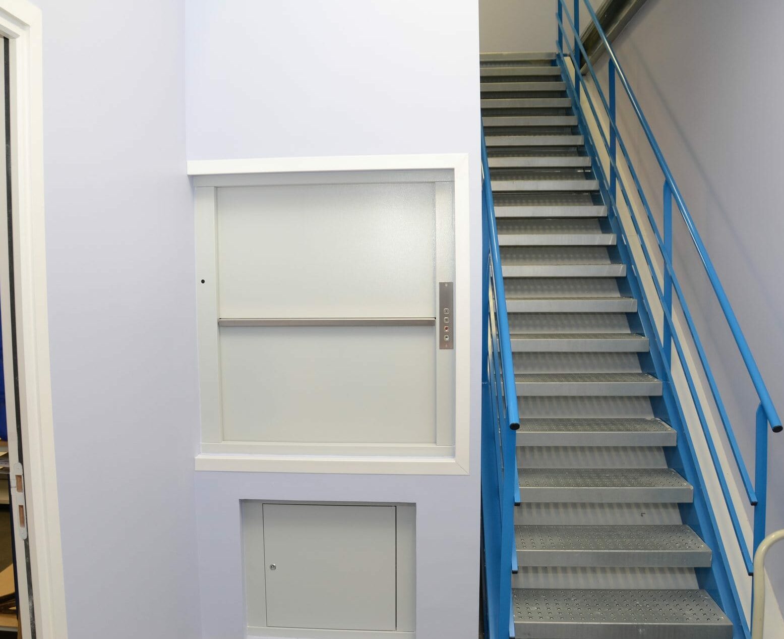Hidral MH 50, un monte plat pour le transport vertical de petites charges